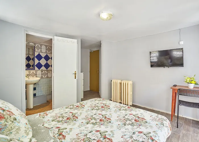 Le Petit Borda Hotel 3*